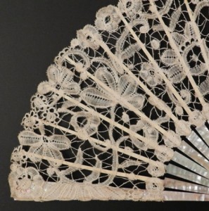 Antique fan with lace from Brussels. 25 cm #D0301