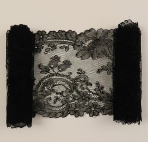 Antique black lace cravat from Chantilly 144,5 x 14 cm #A0606